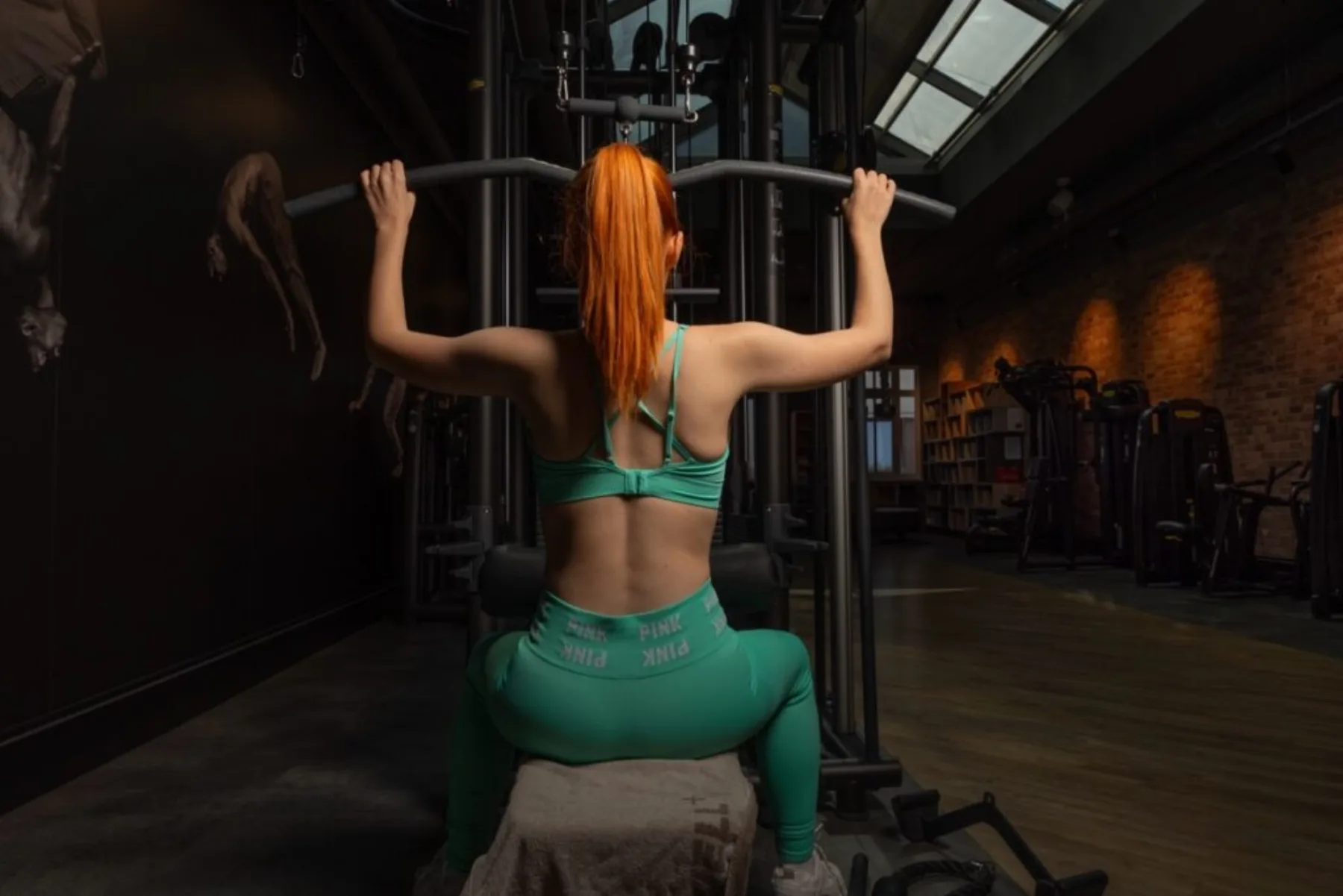 Michelle Emminger bespricht Training und Fortschritt mit einer Kundin